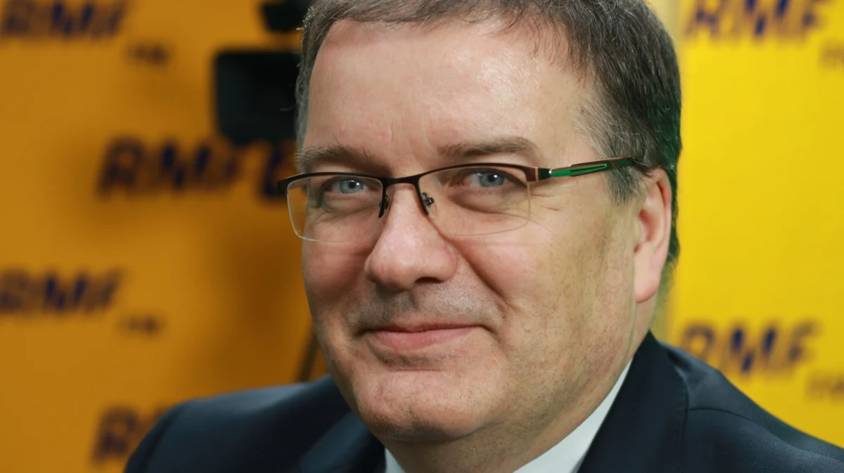 "Nic się nie zmieniło w tej kwestii, z tego co wiem, nie jest planowana wizyta pana prezydenta w Rosji" - tak prezydencki minister Andrzej Dera odpowiada w Popołudniowej rozmowie w RMF FM na pytanie, czy Andrzej Duda wybiera się na mundial. "Myślę, że pierwszą rzeczą, którą ewentualnie można byłoby rozpatrywać, to gdyby Polska awansowała do finału, czego Polsce życzę, wtedy sam, osobiście będę namawiał prezydenta, żeby do Rosji jechał" - deklaruje gość Marcina Zaborskiego. "Trudno mieć przeciwwskazania w sytuacji, kiedy przedstawiciele władzy występują o wstrzemięźliwość" - tak Dera mówi o decyzji prezydenta ws. ustawy o obniżeniu pensji parlamentarzystom. "Decyzja będzie należała do pana prezydenta, ale nie ma przesłanek, że jest to niezgodne z konstytucją" - dodaje. "Wszystkie siły polityczne powinny usiąść, porozmawiać i ustalić prawidłową hierarchię wynagrodzeń, a nie robić z kwestii wynagrodzeń maczugi, którymi się wymachuje" - uważa. Andrzej Dera pytany, czy prezydent podpisałby ustawę obniżającą wynagrodzenie głowy państwa, gdyby parlament przegłosował taką obniżkę, stwierdził: "myślę, że tak, nie miałby wyjścia". W internetowej części rozmowy prezydencki minister mówił także o ewentualnym odbieraniu orderów Virtuti Militari. 