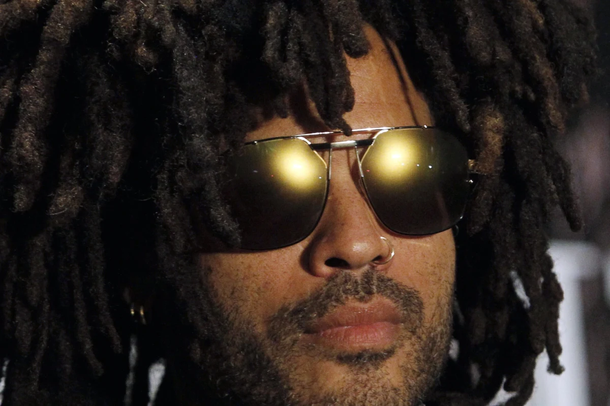 ​Od 30 lat na scenie i wciąż nie zwalnia tempa. Singlem "Low", zwiastującym album "Raise Vibration" udowadnia, że jeszcze nie powiedział ostatniego słowa. 8 czerwca w Krakowie zagrał wyjątkowy koncert, który zapamiętamy na długo. Tuż przed nim, w rozmowie z RMF FM, opowiedział m.in. o swojej miłości do Polski, ludzi, muzyki, jedzenia i swoim dzieciństwie. Z Lennym Kravitzem rozmawiał Mateusz Opyrchał.