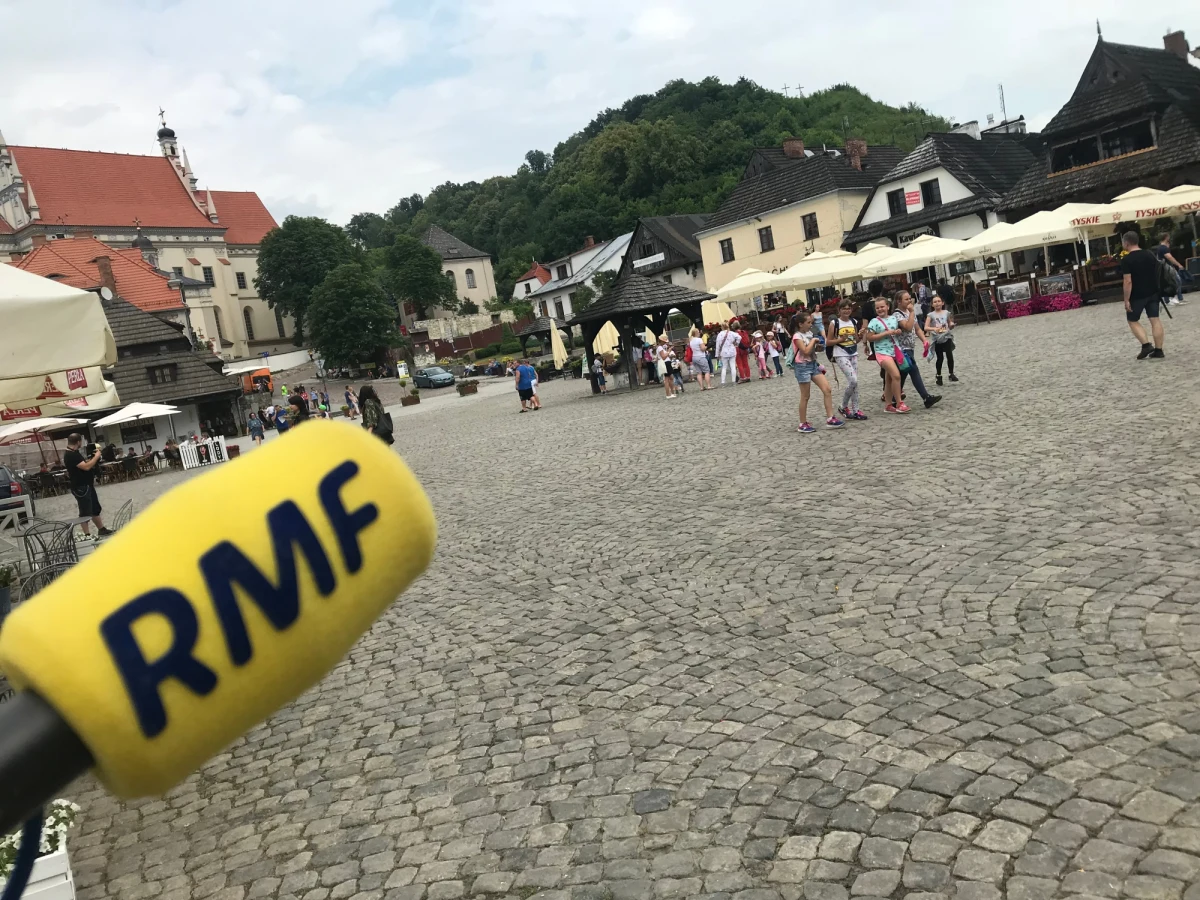 Stacje ładowania pojazdów elektrycznych. 40 nowoczesnych kamer monitoringu miejskiego. I specjalna aplikacja, która ułatwi znalezienie miejsca na miejskich parkingach. Takie nowości do końca roku pojawią się w Kazimierzu Dolnym. Miasto, które rocznie odwiedza milion turystów, zostało ogłoszone dziś pokazowym Smart City – miastem inteligentnym. Jego burmistrz podpisał list intencyjny dotyczący zbudowania tam najbardziej zaawansowanego technologicznie miasta w Polsce. 