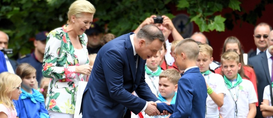 Adrian Grodzki, uczeń Szkoły Podstawowej im. Polskich Noblistów w Sycewicach w województwie pomorskim, otrzymał medal za Ofiarność i Odwagę. Chłopiec uratował życie rówieśnikowi, pod którym załamał się lód. Adrian złamał dużą gałąź, położył się na kruchym lodzie i chwytając się jedną ręką krzaków, podał drugi koniec gałęzi koledze, dzięki czemu zdołał wyciągnąć go z wody.