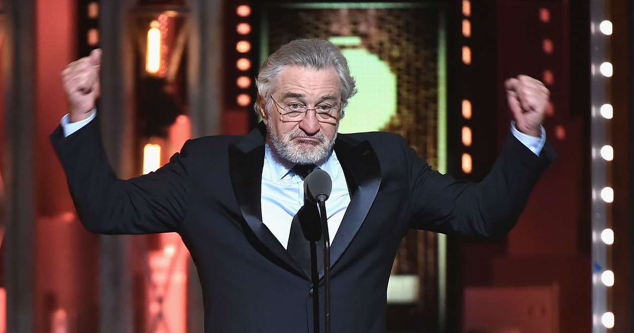 Podczas niedzielnej gali wręczenia teatralnych nagród Tony Robert De Niro bez ogródek powiedział, co myśli o obecnym prezydencie Stanów Zjednoczonych. Oglądający transmisję Amerykanie nie mieli okazji przekonać się, co powiedział aktor, ponieważ jego wypowiedź została ocenzurowana.

 