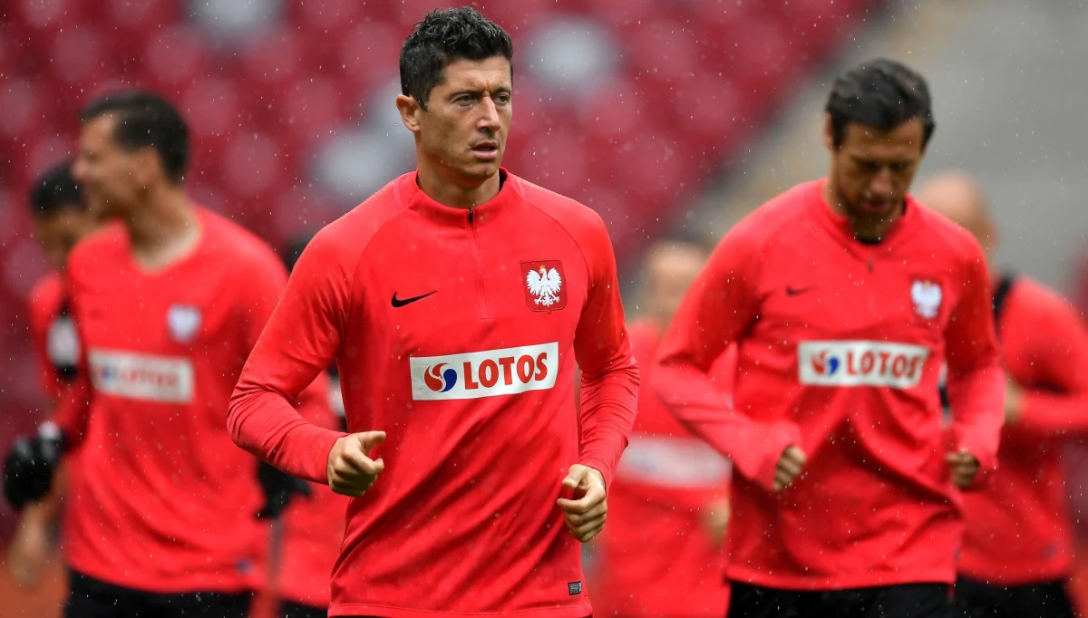 Najpierw remis w meczu towarzyskim obu drużyn, a później dobry występ Polski w imprezie mistrzowskiej - tego życzy nam trener piłkarskiej reprezentacji Litwy Edgaras Jankauskas. Grający niegdyś w polskiej ekstraklasie selekcjoner nie ma nic przeciwko powtórce scenariusza z 2016 roku. Tymczasem trener Adam Nawałka zapewnia, że oprócz Kamila Glika wszyscy polscy piłkarze są w pełni sił. Już we wtorek czeka nas ostateczny sprawdzian przed mundialem.