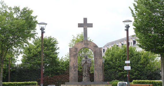 Pomnik Jana Pawła II w Ploermel, zwieńczony krzyżem nad arkadą, w której stoi papież, przeniesiono na teren prywatny. Oburzenie w laickiej Francji wywoływał krzyż, na którego umieszczanie w miejscach publicznych nie zezwala prawo z 1905 roku.