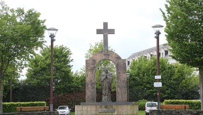 Pomnik Jana Pawła II w Ploermel przeniesiony na teren prywatny. Powodem krzyż