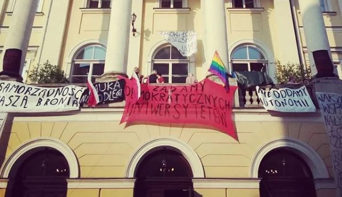 Przeciwnicy reformy szkolnictwa wyższego autorstwa Jarosława Gowina do soboty będą protestowali w Uniwersytecie Warszawskim! Od tygodnia zajmują balkon Pałacu Kazimierzowskiego. To budynek, w którym swój gabinet ma rektor i to on wyraził zgodę, by studenci dalej prowadzili tam swoją manifestację. 