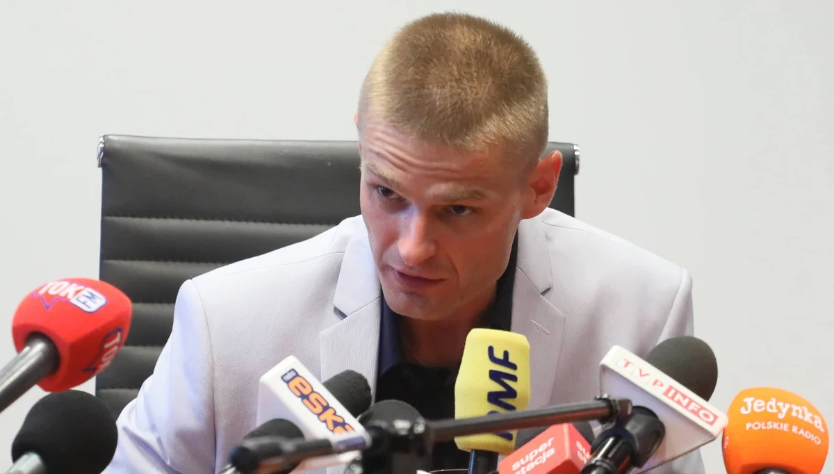 Dziennik "Fakt" ustalił, że w sobotę w jednym z wrocławskich szpitali zmarła w tajemniczych okolicznościach Dorota P., czyli kluczowy świadek w sprawie Tomasza Komendy. To także jedna z sześciu osób, które uniewinniony mężczyzna oskarżył o udział w jego niesłusznym skazaniu - podaje gazeta. 