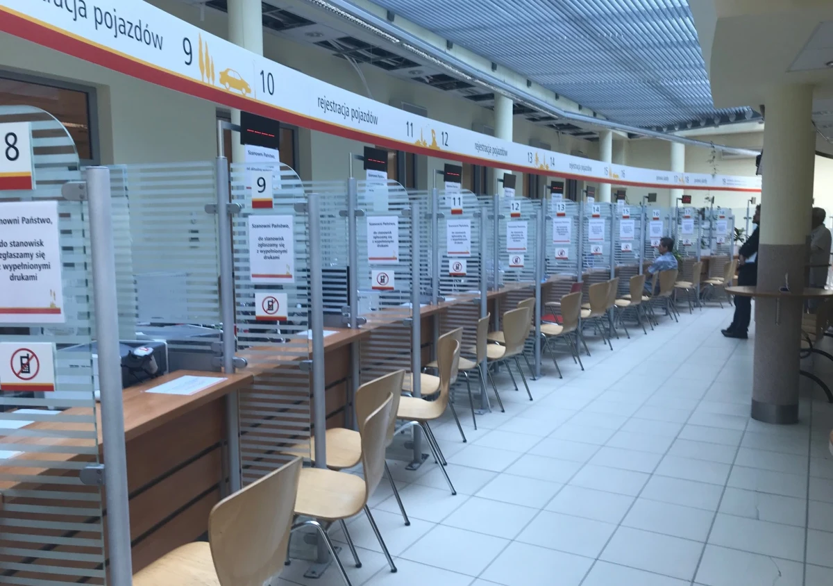 Ministerstwo Cyfryzacji potwierdziło RMF FM sygnały o wielkiej awarii informatycznej. Od rana nie działa m.in. System Rejestrów Państwowych, a także CEPiK oraz ePUAP. W Centralnym Ośrodku Informatyki powołany został sztab kryzysowy. Po godzinie 13:00 Ministerstwo Cyfryzacji poinformowało, że zaczął już działać system e-PUAP, jednak pełne odblokowanie serwisu obywatel.gov.pl jeszcze chwilę potrwa.