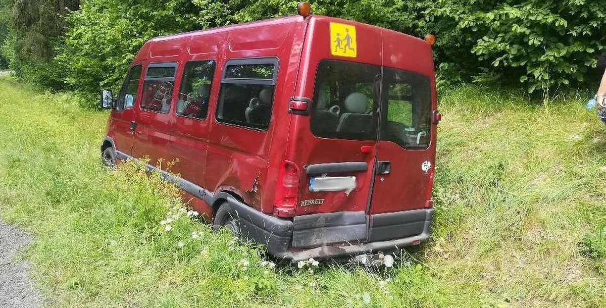 Auto osobowe zderzyło się z busem przewożącym dzieci w Wojnowie (woj. warmińsko-mazurskie). Do zdarzenia doszło na DK 58. 