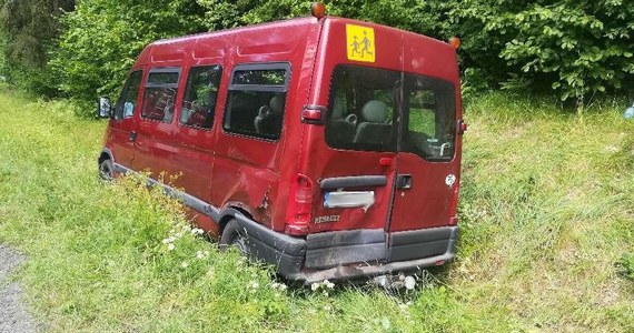 Auto osobowe zderzyło się z busem przewożącym dzieci w Wojnowie (woj. warmińsko-mazurskie). Do zdarzenia doszło na DK 58. 