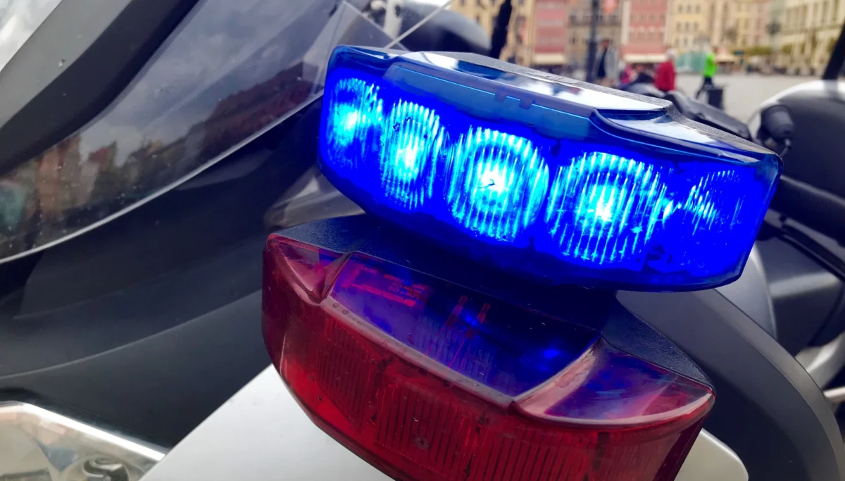 ​Zarzut posiadania bez wymaganego zezwolenia 21 sztuk broni palnej, blisko 170 istotnych części broni i ponad 1100 sztuk ostrej amunicji usłyszał 53-latek, który w sobotę w nocy wszedł na dach budynku w dolnośląskich Radwanicach. Mężczyzna wymachiwał naładowaną bronią. Ewakuowano mieszkańców okolicznych budynków. 53-latka ostatecznie zatrzymali antyterroryści.