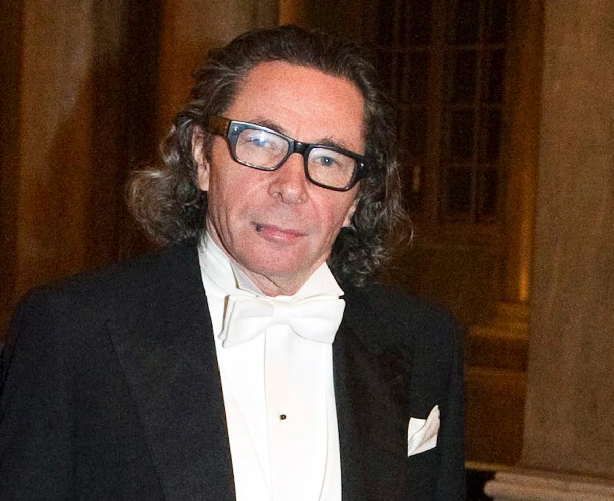 Szwedzka prokurator wniosła dwa oskarżenia o gwałt przeciwko Jean-Claude'owi Arnaultowi, francusko-szwedzkiemu fotografikowi, mężowi członkini Akademii Szwedzkiej Katariny Frostenson. Sprawa Arnaulta łączy się z kryzysem instytucji przyznającej nagrody noblowskie.