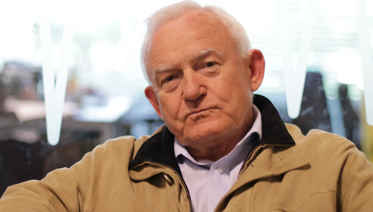 "Byłem tylko raz w Korei Północnej. Spotkałem się z Kim Ir Senem w 1989 roku. To była krótka, ale istotna rozmowa. Był w dobrej formie, tryskał humorem, energią. Teraz stała się rzecz istotna  i ważna, choć dalszy ciąg jest pod znakiem zapytania. Trzeba podziwiać zarówno odwagę Donalda Trumpa, jak i Kim Dzong Una, bo pewnie jeden i drugi będą mieli z tego powodu różne wewnętrzne problemy" - powiedział w Porannej rozmowie w RMF FM Leszek Miller, komentując szczyt w Singapurze z udziałem przywódców USA i Korei Północnej. Były premier skomentował także kwestię tzw. listy Tuska w wyborach do Parlamentu Europejskiego. "Ja na razie się nigdzie nie wybieram, jestem związany z  SLD, ale bardzo mnie interesuje czy premier Donald Tusk bierze tę ewentualność pod uwagę, więc z napięciem oczekuję na oświadczenie w tej sprawie" – podkreślił. "Nie zamierzam brać udziału w tym referendum. Ja znam te pytania. Jedno z nich uważam za istotne (…) – to jest pytanie, gdzie prezydent pyta, czy naród uważa, czy jego kompetencje dotyczące zwierzchnictwa nad armią i polityki zagranicznej powinny zostać zwiększone" – w ten sposób Leszek Miller odniósł się z kolei do zaprezentowanych wczoraj przez prezydenta Andrzeja Dudę 15 pytań referendalnych. "Poważni ludzie nie powinni zajmować się pytaniami referendalnymi prezydenta Dudy (.). Mam nadzieję, że to referendum się w ogóle nie odbędzie" – dodał. 
