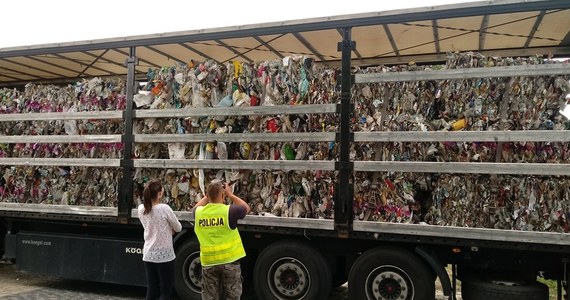 Opolska policja zatrzymała ciężarówkę z przewożonymi nielegalnie śmieciami komunalnymi z Niemiec. Jak informuje opolski Inspektorat Transportu Drogowego, odpady miały trafić na nielegalne składowisko w Dąbrowie Niemodlińskiej pod Opolem.