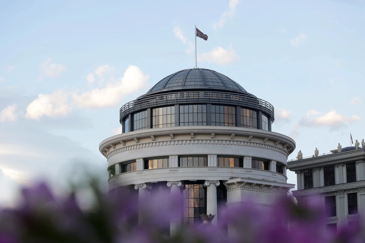 Grecja zgodziła się uznać Macedonię pod nazwą Republika Macedonii Północnej (Republika Sewerna Makedonija). Osiągnięcie porozumienia ws. tej nazwy, mającego zakończyć długoletni spór, potwierdzili we wtorek premierzy obu krajów - Aleksis Cipras i Zoran Zaew.