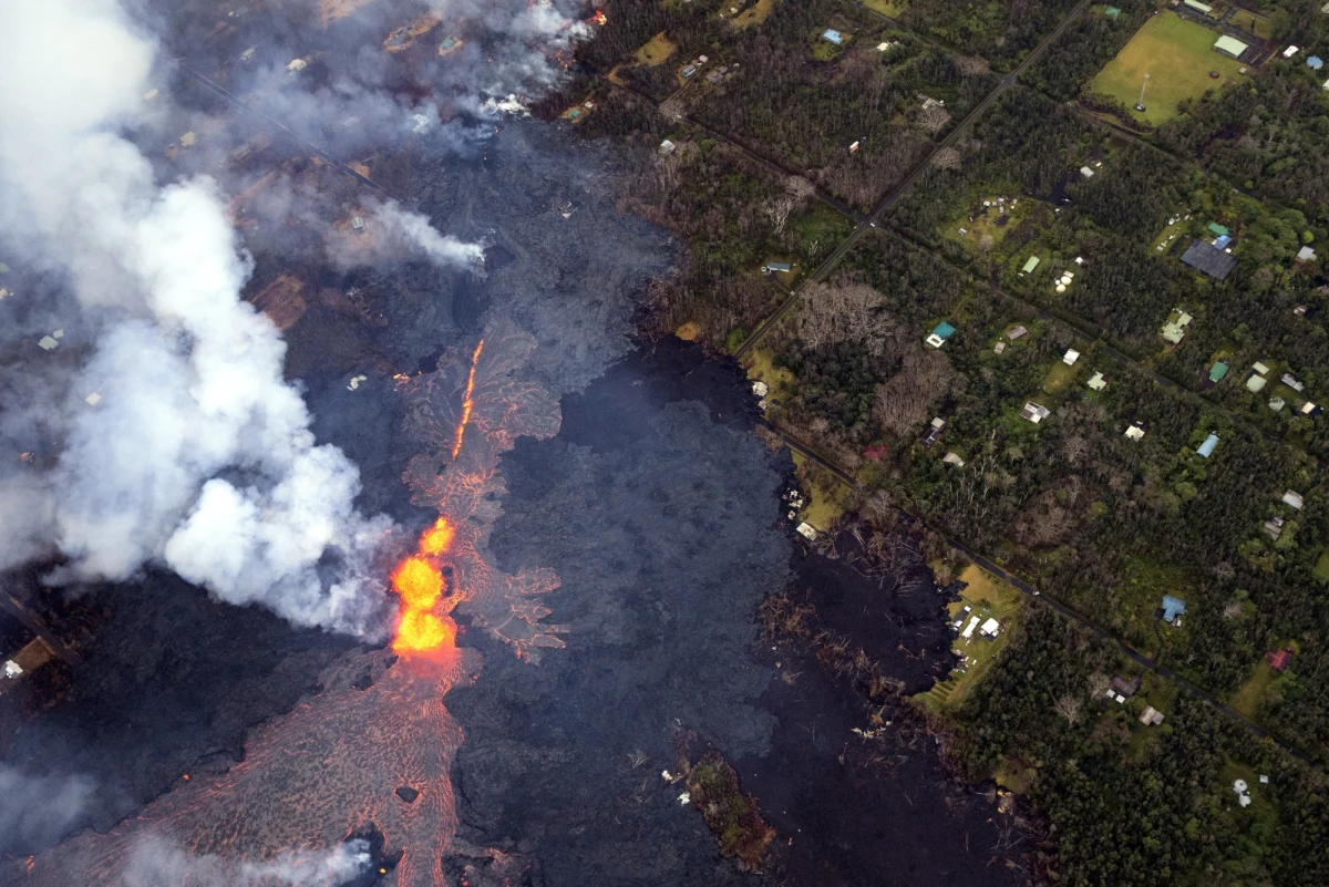 ​Na największej wyspie archipelagu Hawajów - Hawaii, znanej też jako Big Island, doszło we wtorek do kolejnej erupcji wulkanu Kilauea - podał Reuters. Od początku maja utrzymuje się wzmożona aktywność wulkanu.