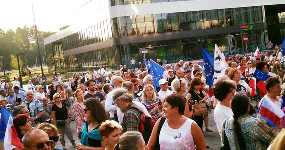 "Zapraszamy wszystkich, którym los naszej ojczyzny nie jest obojętny, na demonstrację przed Sąd Okręgowy w Krakowie w obronie niezawisłości sędziów i niezależności sądownictwa" – apelują na Facebooku przeciwnicy zmian w sądownictwie. Wczoraj pod hasłem „Europo, nie odpuszczaj” protesty odbyły się w wielu miastach w Polsce. 