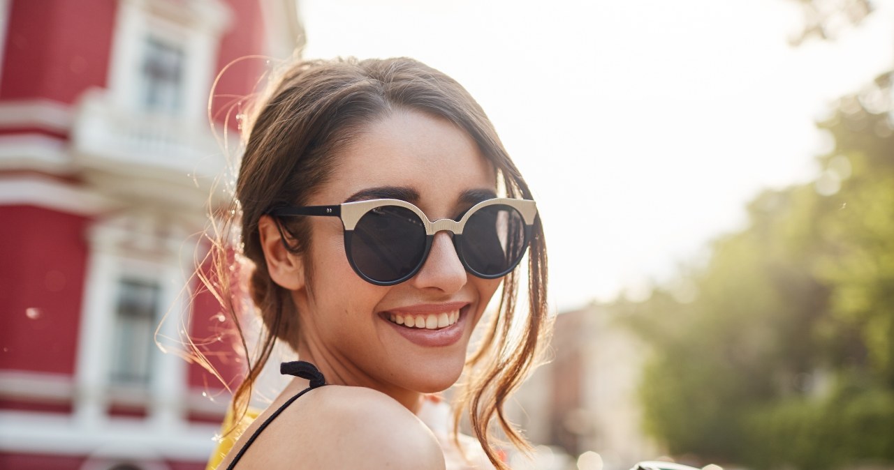 Odbite noski od okularów rujnują twój makijaż? Sięgnij po tani produkt z apteczki, by pozbyć się problemu