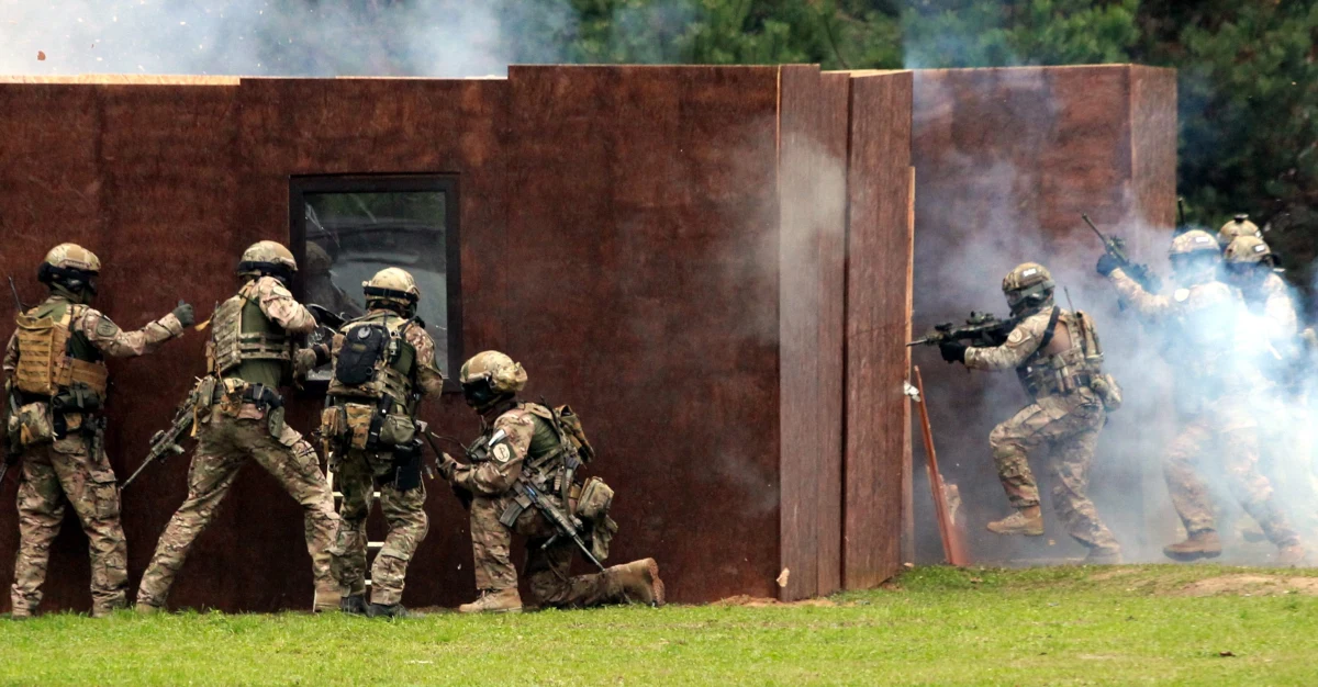  "Zmianą priorytetów" - tłumaczy MON decyzję o "odsunięciu w czasie" zakupu śmigłowców dla wojsk specjalnych. Wiceminister Wojciech Skurkiewicz zapewnia, że decyzja o wycofaniu zaproszeń dla producentów do składania ofert, nie oznacza, że MON nie kupi maszyn do prowadzenia bojowych operacji ratunkowo-poszukiwawczych.