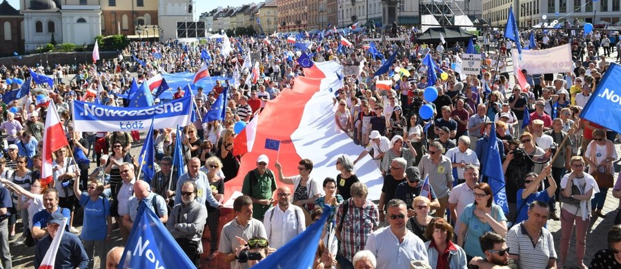 ​Najpóźniej w przyszłym tygodniu do Sejmu ma trafić wniosek o uchylenie immunitetu posłom Platformy Obywatelskiej: Sławomirowi Neumannowi i Andrzejowi Halickiemu - dowiedział się reporter RMF FM. Politycy miesiąc temu podczas Marszu Wolności w Warszawie odpalili dwie race.