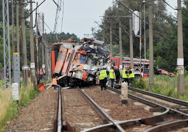 Zachodniopomorskie: Ciężarówka wjechała pod pociąg, jedna osoba nie żyje, 27 rannych