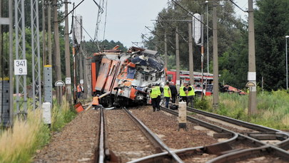Zachodniopomorskie: Ciężarówka wjechała pod pociąg, jedna osoba nie żyje, 27 rannych