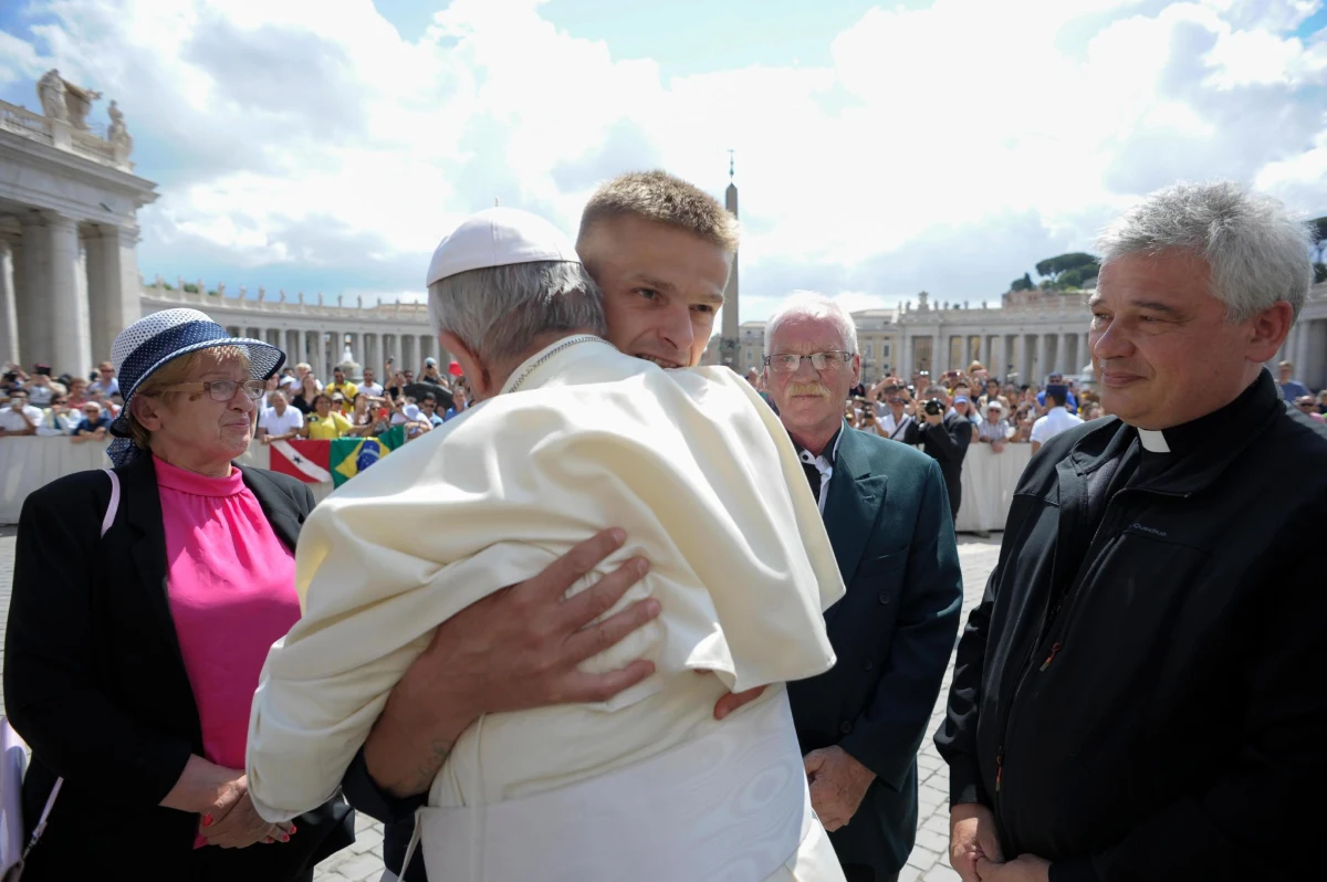 Tomasz Komenda, który spędził 18 lat w więzieniu za zbrodnię, której nie popełnił, spotkał się w środę z papieżem Franciszkiem. Portal Vatican Insider publikuje zdjęcie Komendy w uścisku papieża.
