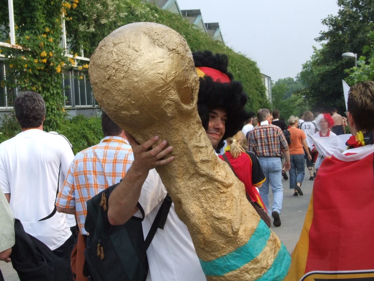 To miał być popis ekipy „Canarinhos”, brazylijski powrót na szczyt po 20 latach. Mundial sprzed czterech lat zakończył się jednak sromotną klęską brazylijskiego futbolu. Tytuł zdobyli Niemcy, historyczną bramkę strzelił Miroslav Klose, ale europejski futbol zanotował też kilka poważnych wpadek.