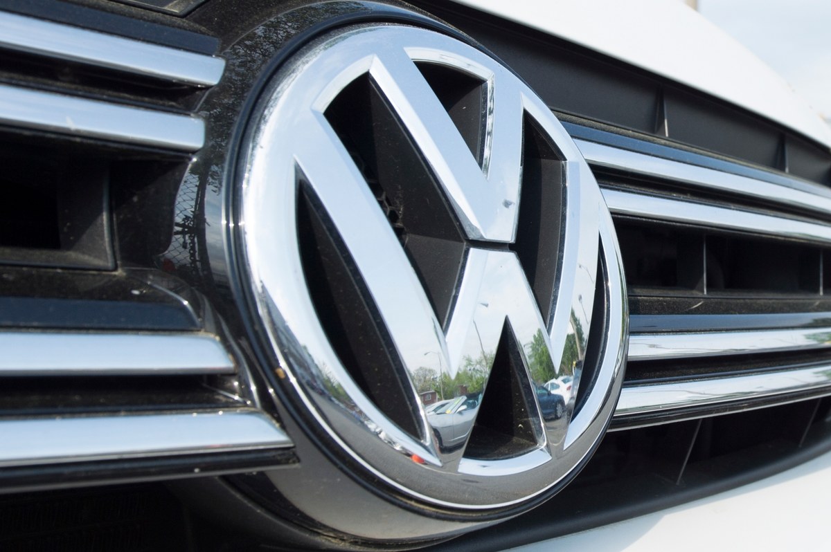 ​Koncern Volkswagen poinformował w środę, że niemieckie władze ukarały go grzywną w wysokości miliarda euro w następstwie tzw. afery dieslowskiej, czyli masowego manipulowania pomiarami toksyczności spalin w samochodach z silnikami wysokoprężnymi.