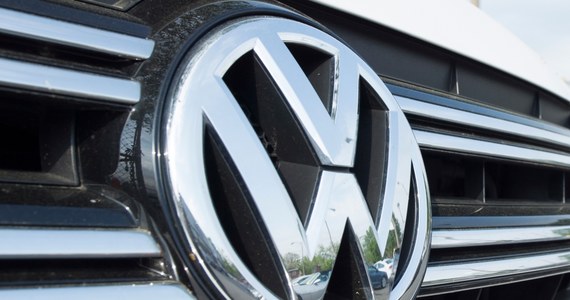 ​Koncern Volkswagen poinformował w środę, że niemieckie władze ukarały go grzywną w wysokości miliarda euro w następstwie tzw. afery dieslowskiej, czyli masowego manipulowania pomiarami toksyczności spalin w samochodach z silnikami wysokoprężnymi.