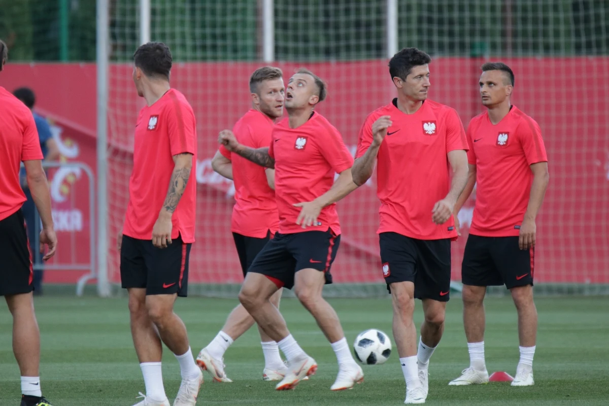 Reprezentacja Polski jest już w Soczi! Polacy przylecieli do nadmorskiego kurortu w środę po południu. Zameldowali się w hotelu i udali się na wieczorny trening. O tym jak zostali przywitani, kto jeszcze narzeka na urazy i jak wyglądał wieczorny trening - w naszej relacji.
