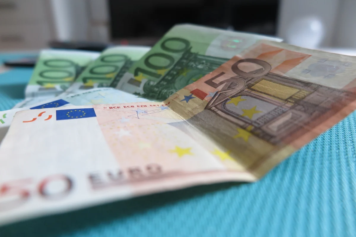 Instytucje publiczne nadużywają przepisów umożliwiających zakup bez przetargu dóbr i usług, których wartość nie przekracza trzydziestu tysięcy euro - alarmuje Najwyższa Izba Kontroli. Od czasu podniesienia tej kwoty, która cztery lata temu wynosiła czternaście tysięcy euro, o jedną czwartą zmalała wartość zamówień publicznych, a liczba ogłaszanych zamówień przetargów spadła o ponad połowę informuje NIK.