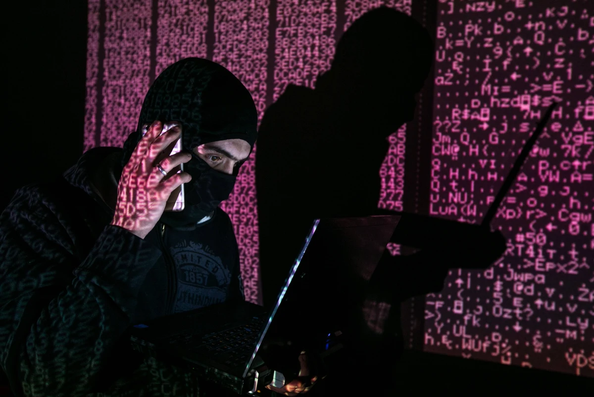 Międzynarodowa szajka wyłudzająca pieniądze za pomocą korespondencji e-mail rozbita w wyniku działań FBI. Ministerstwo Sprawiedliwości USA informuje, że wśród 74 aresztowanych w różnych miejscach na świecie jest osoba z Polski. Sprawie nadano kryptonim „WireWire”. 