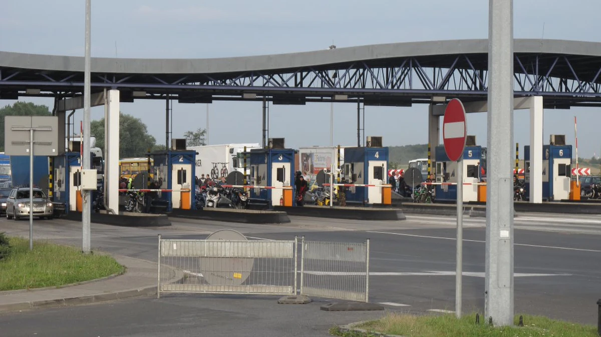 Przygotowywany jest nowy sposób poboru opłat na drogach krajowych od samochodów, których masa przekracza 3,5 tony. Jego wprowadzenie nastąpi po przejęciu przez Główny Inspektorat Transportu Drogowego (GITD) dotychczasowego systemu od firmy Kapsch - poinformował minister infrastruktury Andrzej Adamczyk.