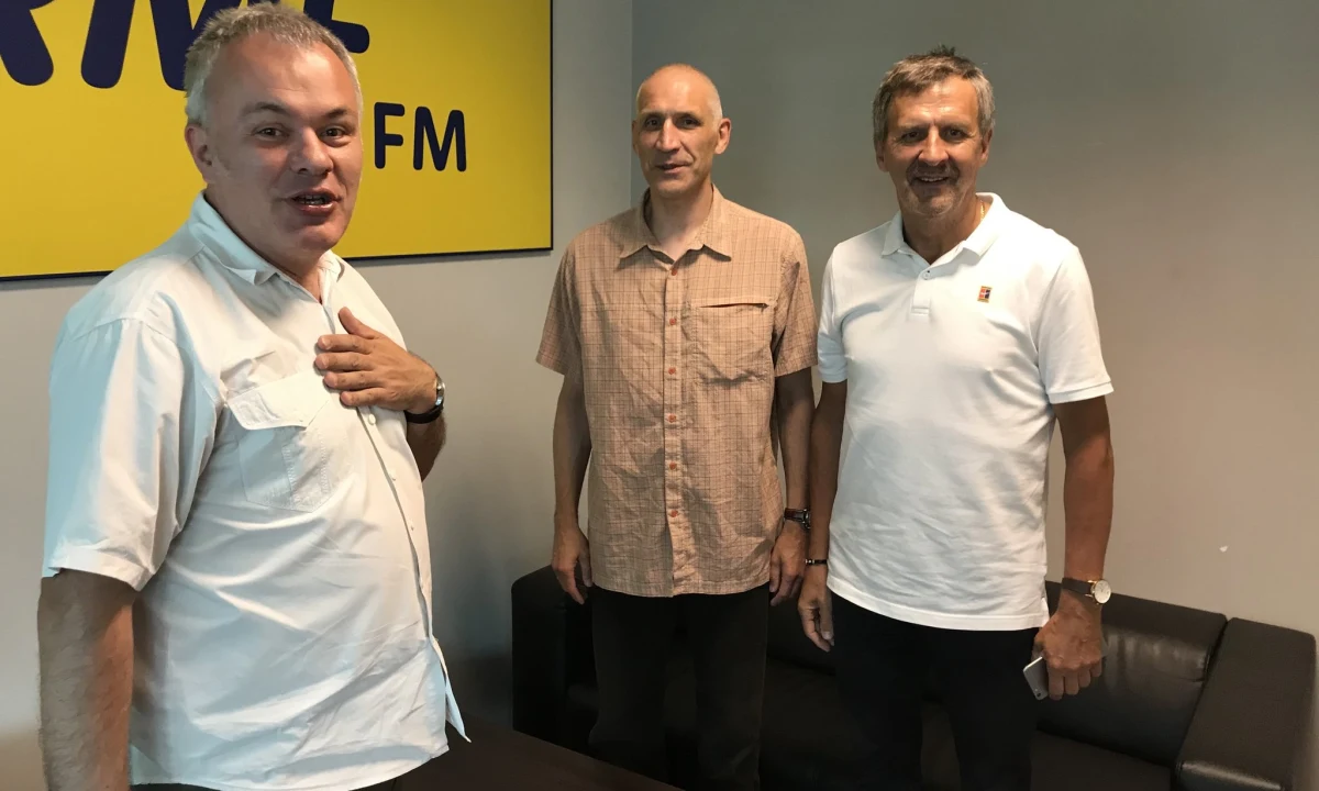 "Uważam, że Wojtek jest odrobinę lepszym bramkarzem, a po drugie lepiej gra nogami od Fabiana" - stwierdził w Porannej rozmowie w RMF FM Maciej Szczęsny pytany o to, na którego z bramkarzy - Wojciecha Szczęsnego czy Łukasza Fabiańskiego - postawi na mundialu trener Adam Nawałka. "Każdemu trenerowi polskiej reprezentacji życzyłbym takich problemów. Może rzucić monetą i błędu nie popełni" - dodał były bramkarz polskiej kadry. "To jest czasami jedna decyzja. Trener obserwuje ich w meczu i jeżeli ma dwóch tak znakomitych bramkarzy - tak trzeba powiedzieć, to czasami do końca nie jest pewien" - podkreślił inny były reprezentant Polski, Stefan Majewski. "Rosja zrobi wszystko, żeby te mistrzostwa były bardzo udane pod względem bezpieczeństwa i organizacji" - zauważył Majewski. "Ja sądzę, że niespecjalnie się Rosja wypromuje. Jeżeli dobiegają do nas takie informacje, że poruszać się po wielu miastach ciężko, trzeba chodzić z otwartym plecakiem, otwartą torbą i dokumentami na wierzchu to turyści nie będą mieli ochoty tam przyjeżdżać" - ocenił z kolei Szczęsny. 