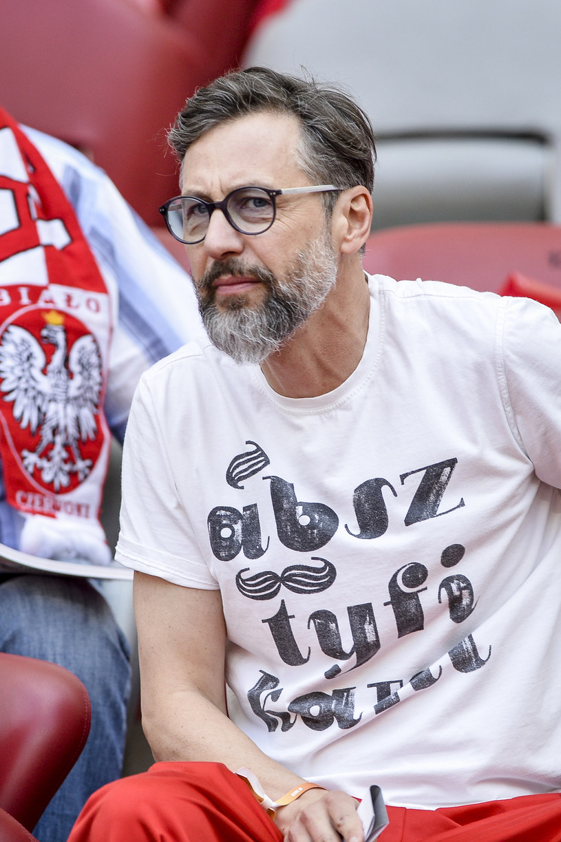 Szymon Majewski podkreśla, że z jednej strony śmieszą go te szczegółowe doniesienia dotyczące przygotowań polskiej reprezentacji do zbliżających się rozgrywek, a jednocześnie sam daje się ponieść przedmundialowej gorączce. 