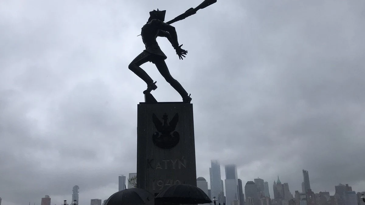 Rada Miejska Jersey City podjęła w czwartek nad ranem czasu polskiego ostateczną decyzję o usunięciu Pomnika Katyńskiego z placu Exchange. Stosunkiem głosów 6:3 radni opowiedzieli się za przeniesieniem monumentu na nowe, odległe o 60 metrów miejsce.
