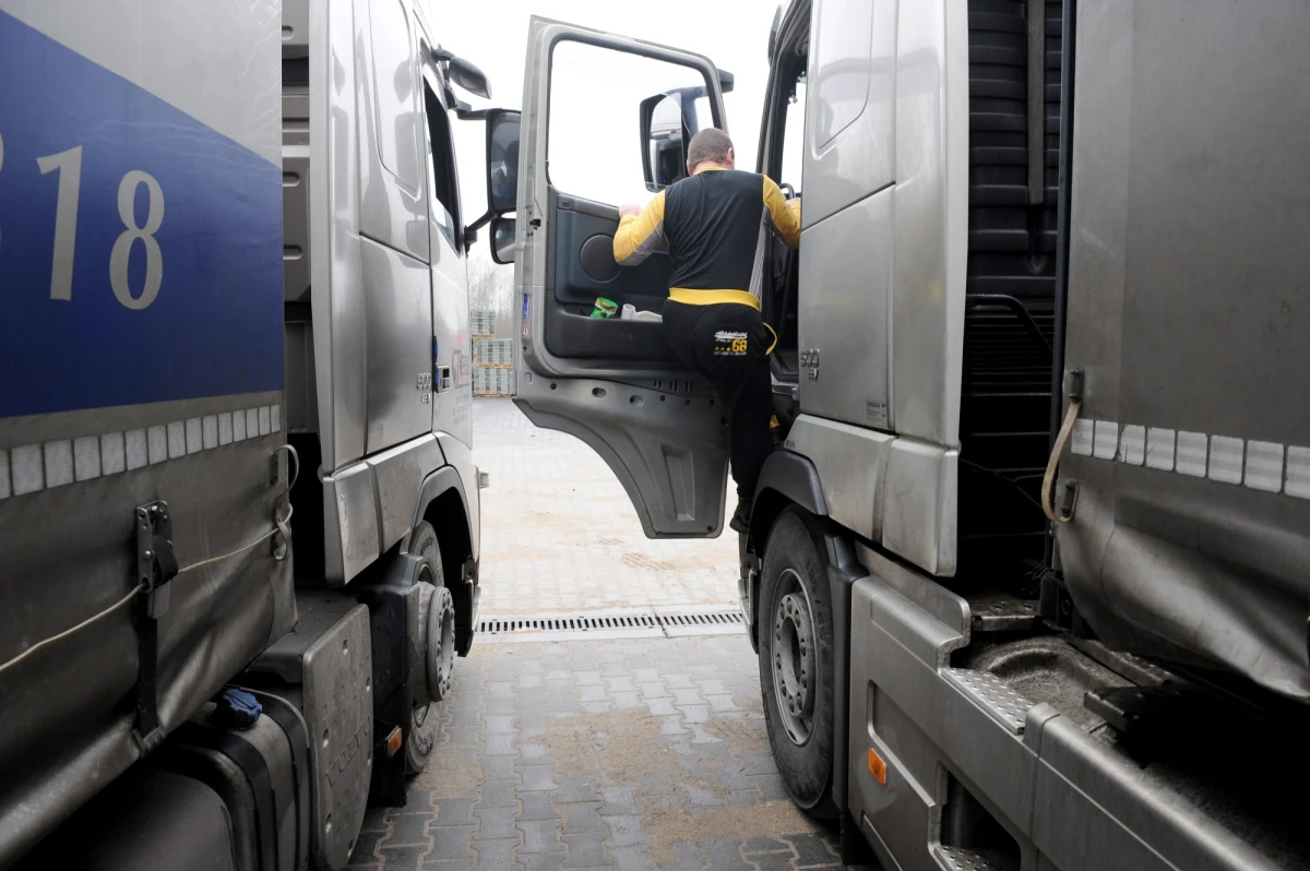 Zła wiadomość dla polskich przewoźników. Europarlament odrzucił wywalczone przez polskich eurodeputowanych stanowisko komisji ds. transportu. Zakładało ono, że przewoźnicy drogowi w transporcie międzynarodowym nie byliby objęci dyrektywą o pracownikach delegowanych, czyli nie ponosiliby dodatkowych kosztów.