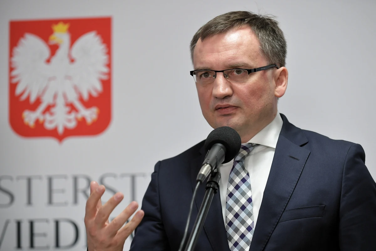 Sąd Najwyższy oddalił w czwartek kasację prokuratora generalnego Zbigniewa Ziobry w głośnej sprawie drukarza, który odmówił wydrukowania plakatów fundacji LGBT. W mocy pozostaje wyrok, w którym Adama J. uznano za winnego wykroczenia, choć odstąpiono od kary.