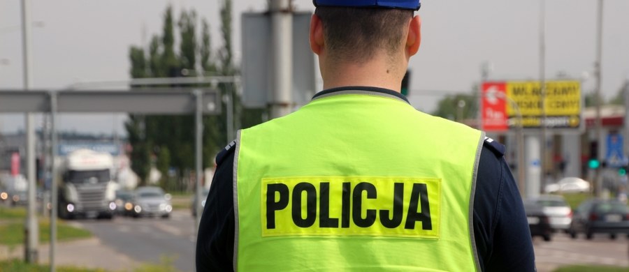 30 pasażerów podróżowało w busie przystosowanym do przewozu dwóch osób, który zatrzymali policjanci z Trzebnicy. Kierowcy auta dostawczego odebrano prawo jazdy.