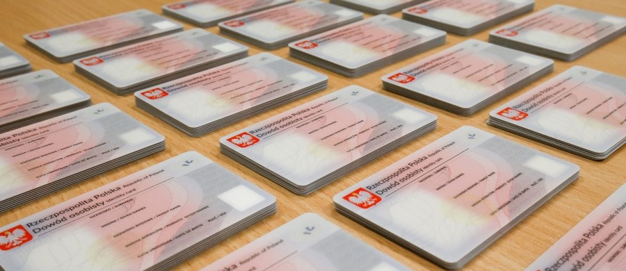 We wrześniu wzór, w marcu ma być w portfelach Polaków. Rząd planuje wydawać nowy dowód osobisty z warstwą elektroniczną - chipem, w którym będzie można zapisywać dane. 