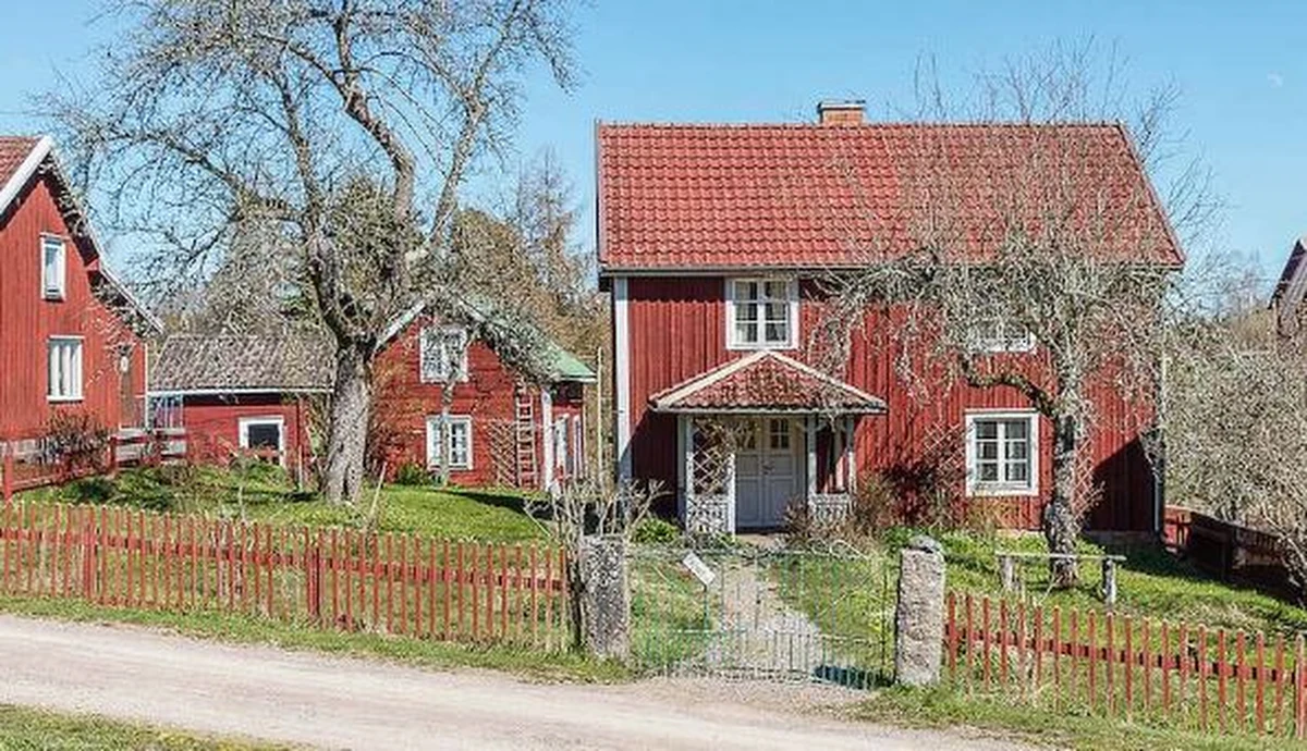 Dom w Bullerbyn, w którym wychowały się Lisa, Lasse i Bosse został wystawiony na sprzedaż. Jest do kupienia za 850 000 koron szwedzkich, czyli 357 850 złotych.