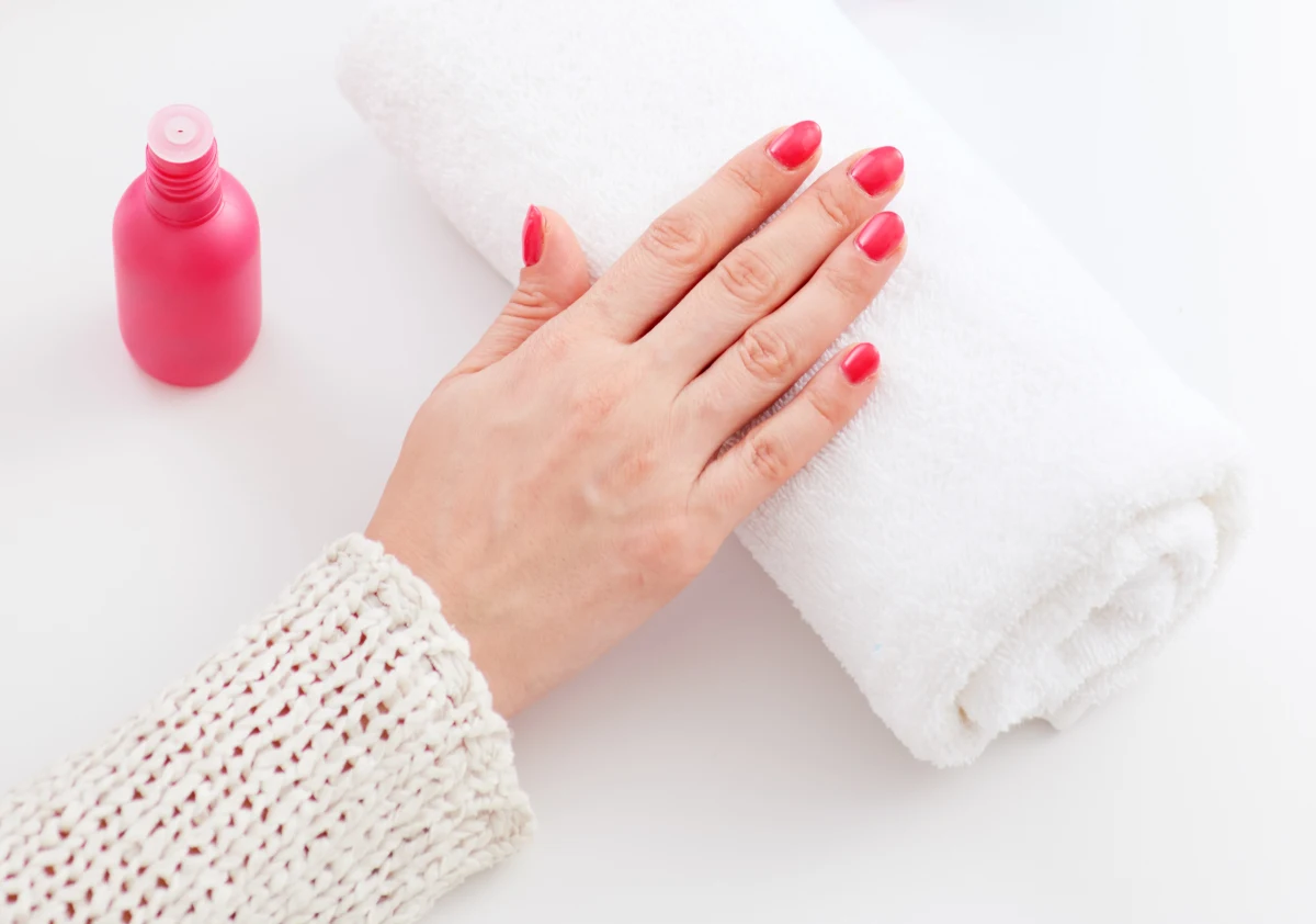 Wizyty u kosmetyczki często kończą się przyjemnym widokiem pięknie zrobionych paznokci oraz uczuciem, zdecydowanie mniej przyjemnym, pustego portfela, bo choć jakość usług jest wysoka, to ich cena często zwala z nóg. Dlatego wiele z nas jak może szuka oszczędności, ogranicza wyjścia i często w konsekwencji zaniedbuje swoje paznokcie. Tymczasem pojawia się rozwiązanie, które może zrewolucjonizować Twoją paznokciową codzienność. Oto specjalna lampa UV do żeli i hybryd. Pomaluj się sama!