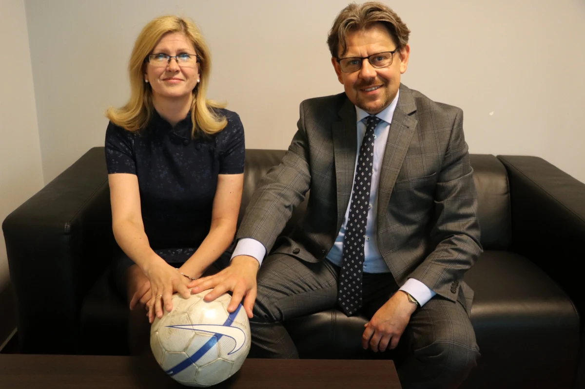 "Prezydent powinien pojechać na mundial, sytuacja polityczna i dyplomacja polega na tym, żeby jeździć również na takie imprezy. Wystarczy już, że jesteśmy pokłóceni w Unii Europejskiej, ze Stanami konflikty na wielu poziomach. Nie mówię, żeby emanował ostentacyjnie radością do Władimira Putina" - mówi w Popołudniowej rozmowie w RMF FM poseł Nowoczesnej Piotr Misiło. Z dużo większą rezerwą do takiego pomysłu podchodzi Iwona Arent z PiS. "Rosja tym mundialem chce przełamać pewną barierę blokady. Jeżeli by Polska doszła do półfinałów, finałów, to wtedy najważniejsza jest polska drużyna. Na razie powściągliwie podchodziłabym do tego, żeby pan prezydent uczestniczył w mundialu w Rosji" - podkreśla Arent.