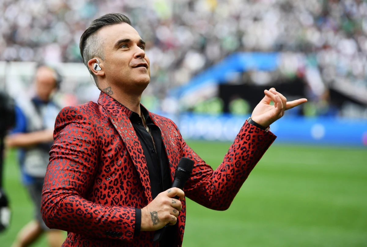 Pierwszy dzień mundialu 2018 za nami: przyniósł pierwsze piłkarskie emocje i… pierwszy skandal! Bohaterem: brytyjski wokalista Robbie Williams, który był gwiazdą ceremonii otwarcia mistrzostw. W pewnym momencie, w trakcie wykonywania hitu "Rock DJ", Williams zmienił nieco tekst, a do kamery pokazał… środkowy palec.