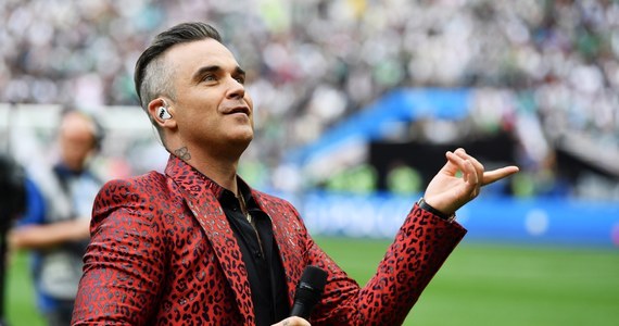 Pierwszy dzień mundialu 2018 za nami: przyniósł pierwsze piłkarskie emocje i… pierwszy skandal! Bohaterem: brytyjski wokalista Robbie Williams, który był gwiazdą ceremonii otwarcia mistrzostw. W pewnym momencie, w trakcie wykonywania hitu "Rock DJ", Williams zmienił nieco tekst, a do kamery pokazał… środkowy palec.