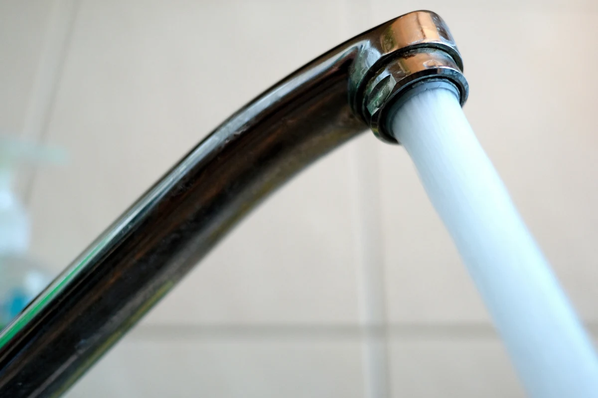 ​Mieszkańcy dziewięciu miejscowości w gminy Piekoszów i dwóch w gminy Chęciny (świętokrzyskie) z powodu skażenia wodociągu bakteriami z grupy coli, nie mogą spożywać dostarczanej nim wody - wynika z komunikatów zamieszczonych w czwartek na stronach internetowych samorządów.