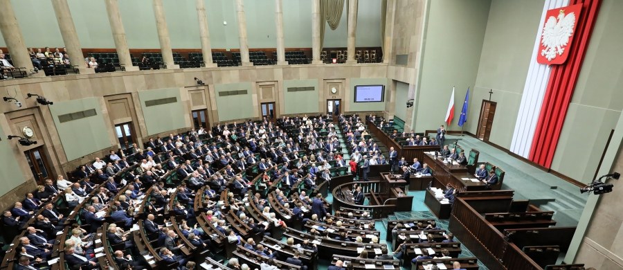 ​Wszystkie kluby opowiedziały się podczas czwartkowej debaty nad sprawozdaniem komisji za uchwałą o powołaniu komisji śledczej ds. wyłudzeń VAT, choć klub PiS chce ograniczyć czas, który komisja będzie badać do lat 2007-2015, a kluby opozycyjne proponują ten okres wydłużyć.