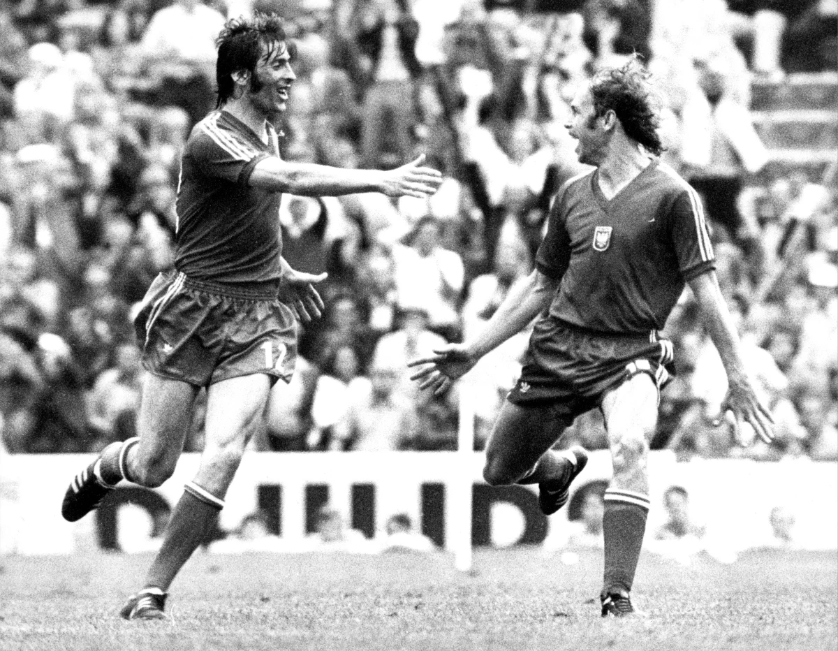 Na liście przebojów "Billboardu" królowała piosenka "Hips Don't Lie" Shakiry, Bill Gates zrezygnował właśnie z pełnienia funkcji głównego projektanta w Microsofcie, a prezydentem Polski był Lech Kaczyński. Taki był świat, gdy na MŚ padła ostatnia bramka dla Polski. Na kolejną czekamy już 12 lat. Kto tym razem wprawi miliony kibiców nad Wisłą w euforię? Lewandowski? Grosicki? A może ktoś, po kim w tej chwili zupełnie się tego nie spodziewamy? Faktem jest natomiast, że kadrowicze Nawałki mają z kogo brać przykład, bo w historii występów na mistrzostwach świata mieliśmy kilku wybitnych i niezwykle skutecznych strzelców!