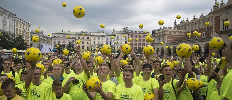 ​Razem ze słuchaczami RMF FM pobiliśmy kolejny rekord Guinnessa - tym razem w jednoczesnym podbijaniu piłki futbolowej! Wczoraj na Rynku Głównym jednocześnie "kapkowały" 1444 osoby. Od rana na płycie głównej krakowskiego Rynku gromadzili się nasi słuchacze, zakwalifikowani zawodnicy oraz ci, którzy postanowili nas wesprzeć i dopingować drużynę RMF FM!