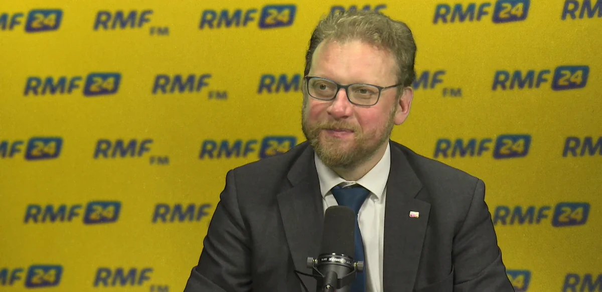 "Stan zdrowia Jarosława Kaczyńskiego był taki, że nieprzyjęcie go do szpitala zagrażałoby jego życiu" - stwierdził w Porannej rozmowie w RMF FM minister zdrowia Łukasz Szumowski. "Nie mogę mówić o zdrowiu pana prezesa Jarosława Kaczyńskiego, bo to jest tajemnica lekarska" - dodał. Pytany o to, czy politycy powinni ujawniać swój stan zdrowia, Szumowski stwierdził: "To zależy w dużym stopniu od kultury w danym kraju". "Ja nie mam powodów, żeby ukrywać cokolwiek z mojego stanu zdrowia. Myślę, że każdy prywatnie powinien o tym zdecydować" - przyznał. Robert Mazurek pytał też swojego gościa o rady dla kibiców śledzących piłkarskie zmagania na mundialu w Rosji. "To jest poważne wyzwanie zdrowotne" - przyznał Szumowski. Jak dodał, jego zdaniem lepiej oglądać mecze w strefie kibica niż w domu. "Po pierwsze, możemy się bratać. Po drugie - emocje dobrze wpływają. W strefie kibica można poskakać, pochodzić. Jak się siedzi na kanapie i tak kolejny mecz z rzędu to się można zmęczyć" - tłumaczył szef resortu zdrowia. 